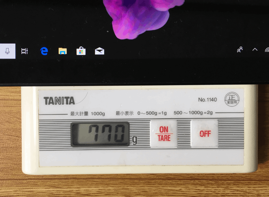 「Surface Pro 6」の重量を計っているところ。